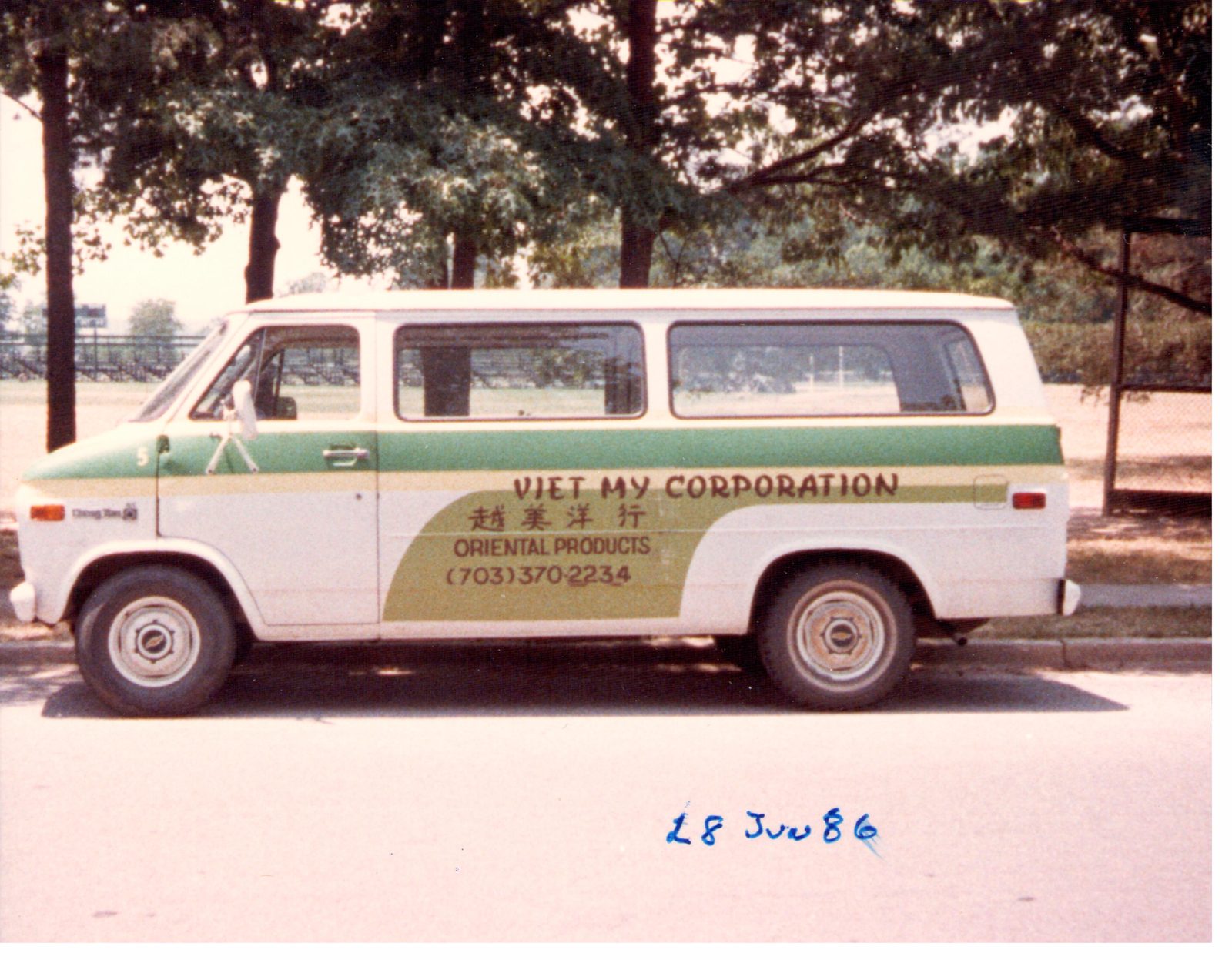 The delivery van, lettered in English and Chinese.